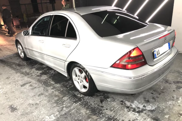 Makina ne shitje ne Tirane - 270,000 Leke