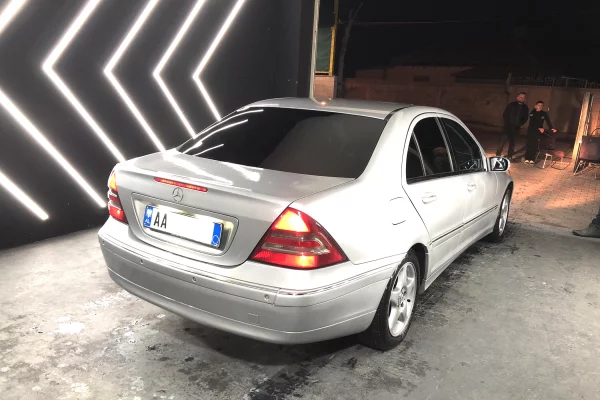 Makina ne shitje ne Tirane - 270,000 Leke