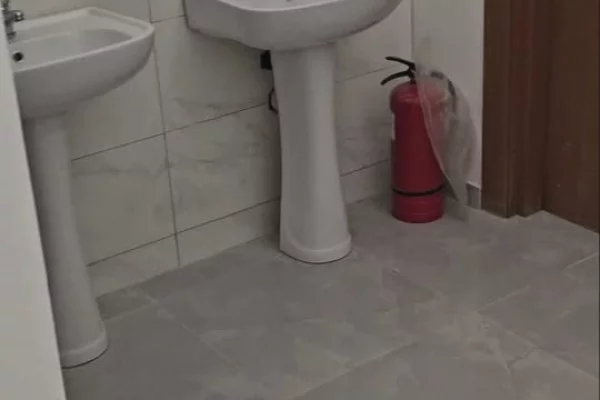 Ambient biznesi me qera 1+1 ne Tirane - 70,000 Leke