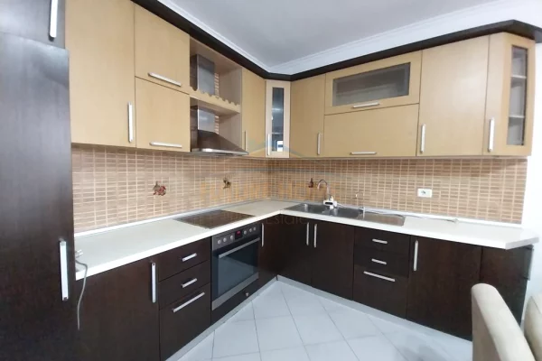 Shtepi me qera Apartament ne Tirane, 2+1, Mobilimi E mobiluar, Pagesa 450  Euro.