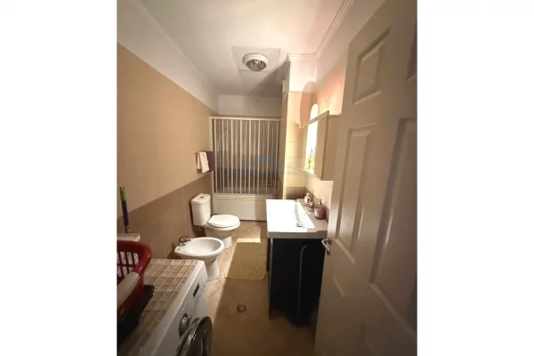 Shtepi ne shitje Apartament ne Tirane, 2+1, Mobilimi Pjeserisht e mobiluar, Pagesa 153,000  Euro.