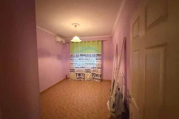 Shtepi ne shitje Apartament ne Tirane, 2+1, Mobilimi Pjeserisht e mobiluar, Pagesa 153,000  Euro.