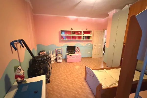 Shtepi ne shitje Apartament ne Tirane, 2+1, Mobilimi Pjeserisht e mobiluar, Pagesa 153,000  Euro.
