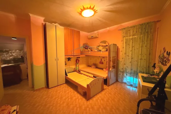 Shtepi ne shitje Apartament ne Tirane, 2+1, Mobilimi Pjeserisht e mobiluar, Pagesa 153,000  Euro.