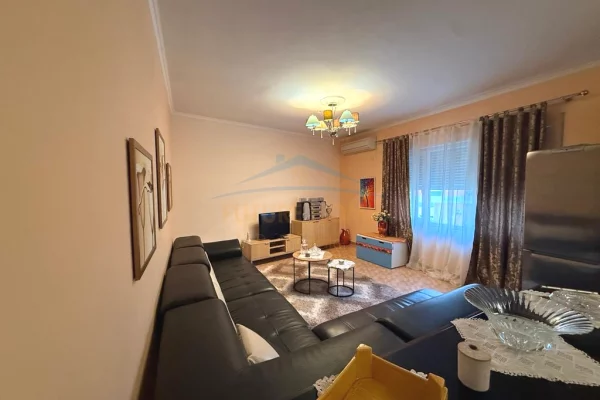 Shtepi ne shitje Apartament ne Tirane, 2+1, Mobilimi Pjeserisht e mobiluar, Pagesa 153,000  Euro.