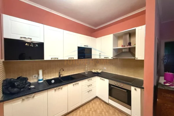 Shtepi ne shitje Apartament ne Tirane, 2+1, Mobilimi Pjeserisht e mobiluar, Pagesa 153,000  Euro.