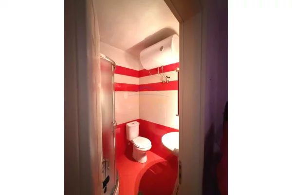 Shtepi ne shitje Apartament ne Tirane, 2+1, Mobilimi Pjeserisht e mobiluar, Pagesa 153,000  Euro.