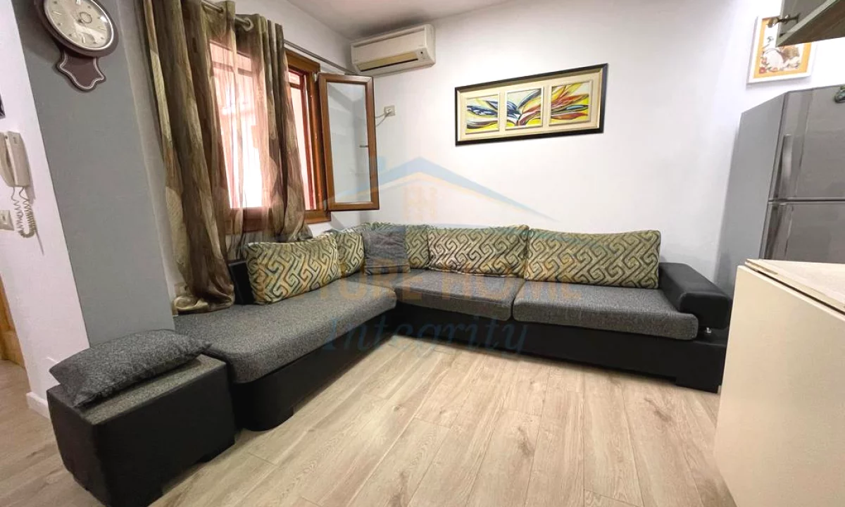 Shtepi me qera Shtepi Private ne Tirane, 2+1, Mobilimi E mobiluar, Pagesa 60,000  Leke.