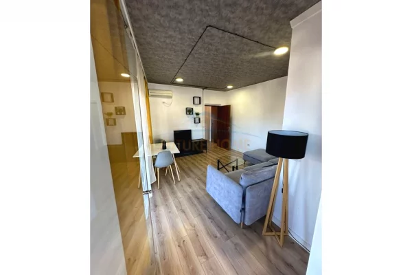 Disponojmë apartament për Qira, Rruga e Barrikadave.