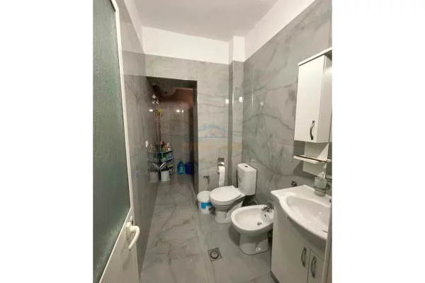 Shtepi me qera Apartament ne Tirane, 2+1, Mobilimi E mobiluar, Pagesa 55,000  Leke.