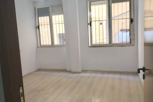 Shtepi ne shitje Apartament ne Tirane, 2+1, Mobilimi Pjeserisht e mobiluar, Pagesa 125,000  Euro.