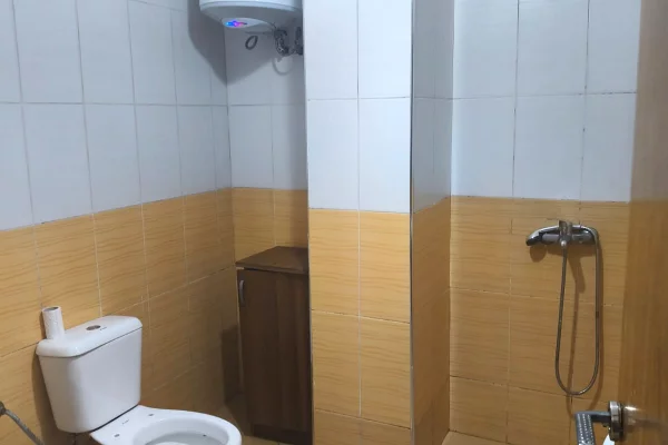 Shtepi ne shitje Apartament ne Tirane, 2+1, Mobilimi Pjeserisht e mobiluar, Pagesa 125,000  Euro.