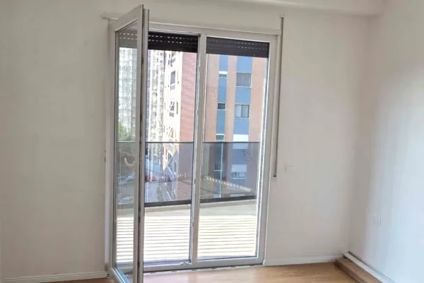 Shtepi me qera Apartament ne Tirane, 2+1, Mobilimi Pjeserisht e mobiluar, Pagesa 650  Euro.