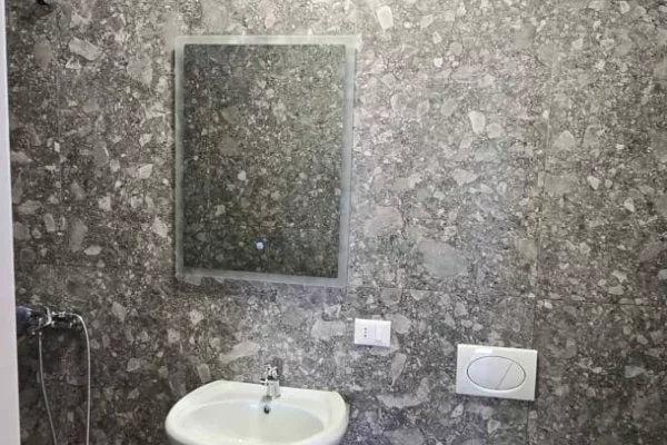 Shtepi me qera Apartament ne Tirane, 2+1, Mobilimi Pjeserisht e mobiluar, Pagesa 650  Euro.