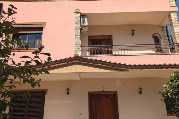 Shtepi ne shitje Apartament ne Tirane, 6+1, Mobilimi E mobiluar, Pagesa 520,000  Euro.