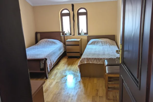 Shtepi ne shitje Apartament ne Tirane, 6+1, Mobilimi E mobiluar, Pagesa 520,000  Euro.