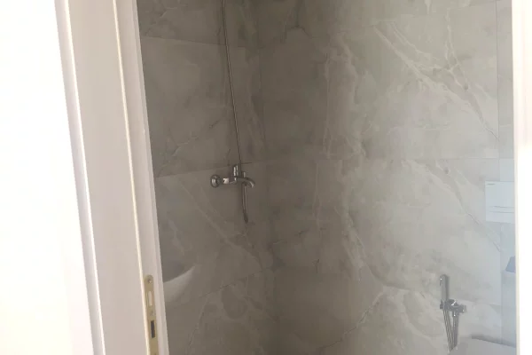 Shtepi me qera Apartament ne Tirane, 2+1, Mobilimi E mobiluar, Pagesa 700  Euro.