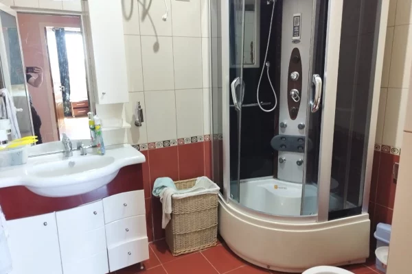 Shtepi me qera Apartament ne Tirane, 2+1, Mobilimi E mobiluar, Pagesa 55,000  Leke.