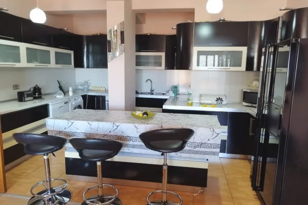 Shtepi me qera Apartament ne Tirane, 2+1, Mobilimi E mobiluar, Pagesa 55,000  Leke.