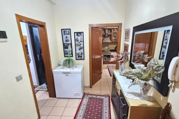 Shtepi me qera Apartament ne Tirane, 2+1, Mobilimi E mobiluar, Pagesa 550  Euro.