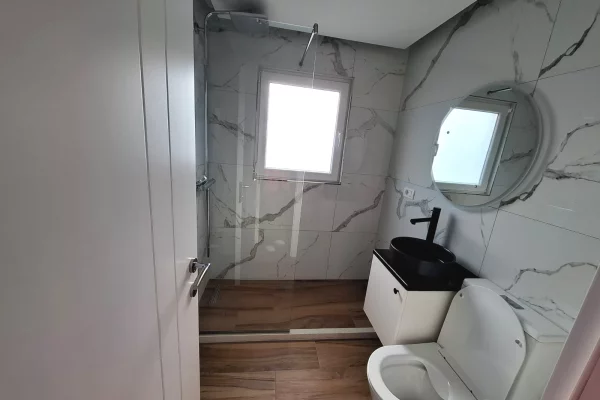 Shtepi me qera Vila Luksoze ne Tirane, 3+1, Mobilimi E mobiluar, Pagesa 550  Euro.
