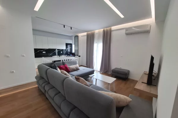 Shtepi me qera Vila Luksoze ne Tirane, 3+1, Mobilimi E mobiluar, Pagesa 550  Euro.