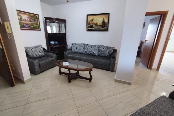Shtepi me qera Apartament ne Tirane, 2+1, Mobilimi Pjeserisht e mobiluar, Pagesa 500  Euro.