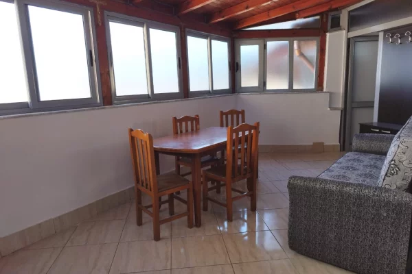 Shtepi me qera Apartament ne Tirane, 2+1, Mobilimi Pjeserisht e mobiluar, Pagesa 500  Euro.