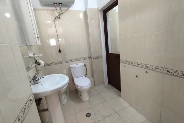 Shtepi me qera Apartament ne Tirane, 2+1, Mobilimi Pjeserisht e mobiluar, Pagesa 500  Euro.