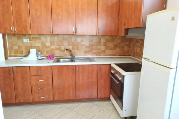 Shtepi me qera Apartament ne Tirane, 2+1, Mobilimi Pjeserisht e mobiluar, Pagesa 500  Euro.