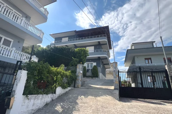 Shtepi ne shitje Vila Luksoze ne Tirane, 6+1, Mobilimi E mobiluar, Pagesa 400,000  Euro.