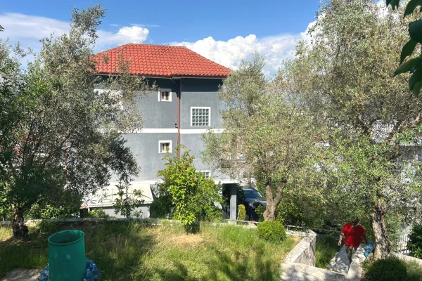 Shtepi ne shitje Vila Luksoze ne Tirane, 6+1, Mobilimi E mobiluar, Pagesa 400,000  Euro.