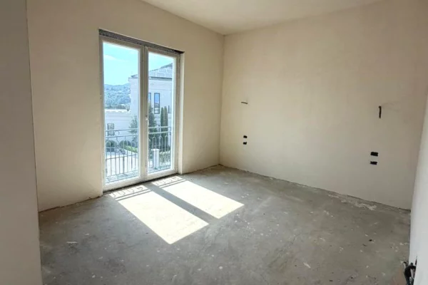 Shtepi ne shitje Vila Luksoze ne Tirane, 3+1, Mobilimi Bosh, pa mobiluar, Pagesa 1,270,000  Euro.