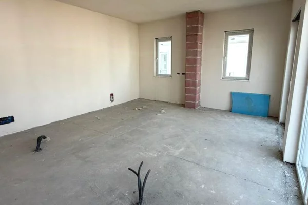 Shtepi ne shitje Vila Luksoze ne Tirane, 3+1, Mobilimi Bosh, pa mobiluar, Pagesa 1,270,000  Euro.