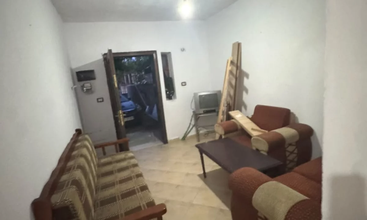Shtepi me qera Apartament ne Tirane, 2+1, Mobilimi Pjeserisht e mobiluar, Pagesa 300  Euro.