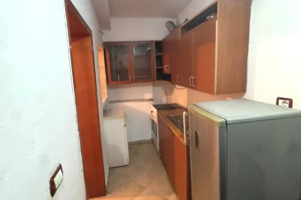 Shtepi me qera Apartament ne Tirane, 2+1, Mobilimi Pjeserisht e mobiluar, Pagesa 300  Euro.