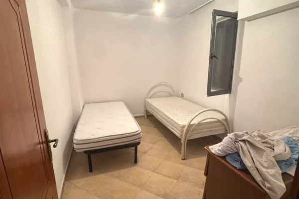 Shtepi me qera Apartament ne Tirane, 2+1, Mobilimi Pjeserisht e mobiluar, Pagesa 300  Euro.