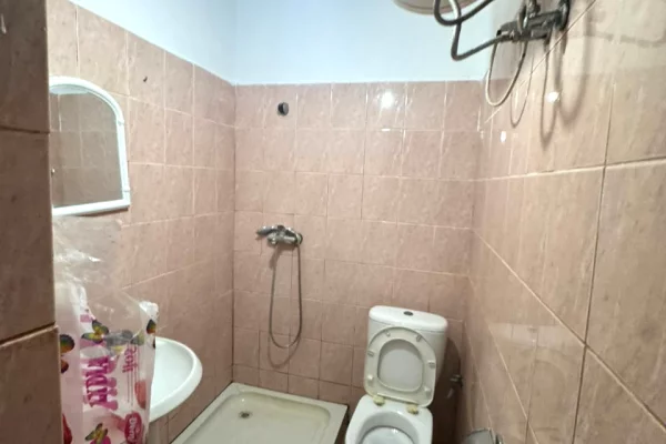 Shtepi me qera Apartament ne Tirane, 2+1, Mobilimi Pjeserisht e mobiluar, Pagesa 300  Euro.