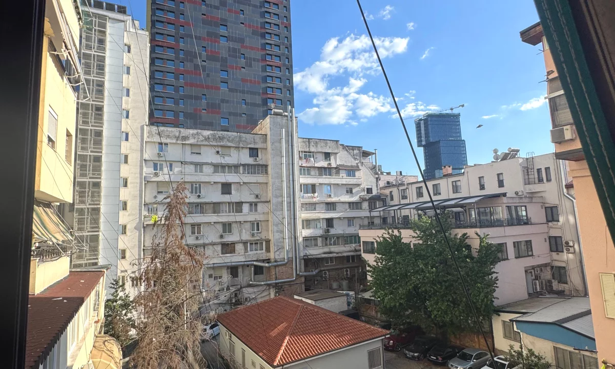 Shtepi ne shitje Apartament ne Tirane, 2+1, Mobilimi Pjeserisht e mobiluar, Pagesa 310,000  Euro.