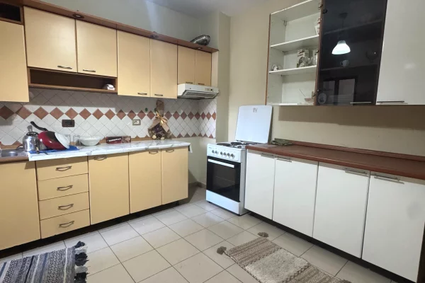Shtepi ne shitje Apartament ne Tirane, 2+1, Mobilimi Pjeserisht e mobiluar, Pagesa 310,000  Euro.