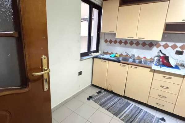 Shtepi ne shitje Apartament ne Tirane, 2+1, Mobilimi Pjeserisht e mobiluar, Pagesa 310,000  Euro.
