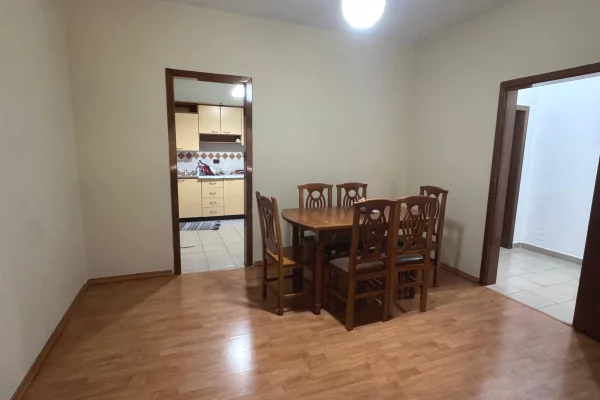 Shtepi ne shitje Apartament ne Tirane, 2+1, Mobilimi Pjeserisht e mobiluar, Pagesa 310,000  Euro.
