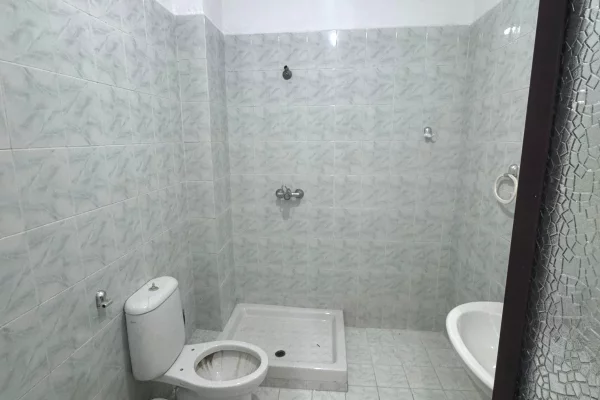 Shtepi ne shitje Apartament ne Tirane, 2+1, Mobilimi Pjeserisht e mobiluar, Pagesa 310,000  Euro.
