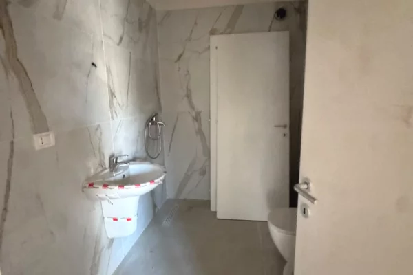 Shtepi me qera Apartament ne Tirane, 2+1, Mobilimi Bosh, pa mobiluar, Pagesa 65,000  Leke.