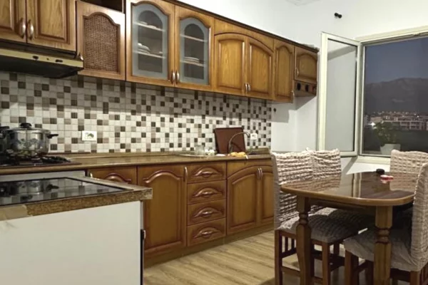 Shtepi me qera 2+1 ne Tirane - 43,000 Leke