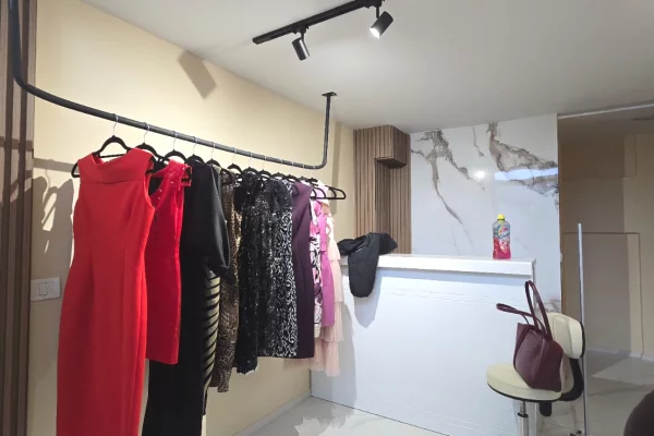 Jepet me qera dyqan fustane me qera i kompletuar dhe estetike