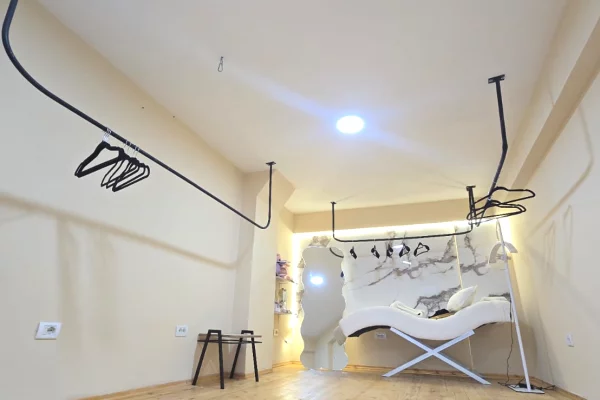 Jepet me qera dyqan fustane me qera i kompletuar dhe estetike