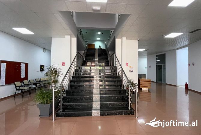 Ambiente Commerciale in Affitto 3+1 a Tirana - 14,000 Euro