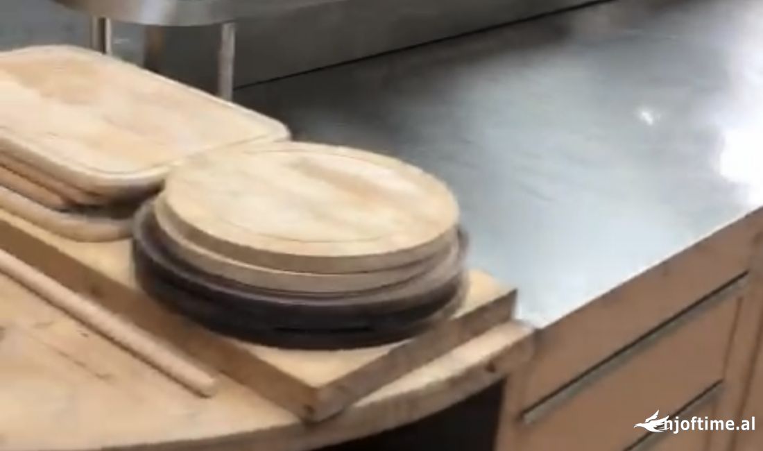 Jepet restorant me qera. 