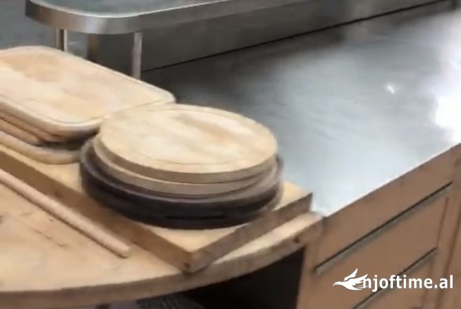 Jepet restorant me qera. 